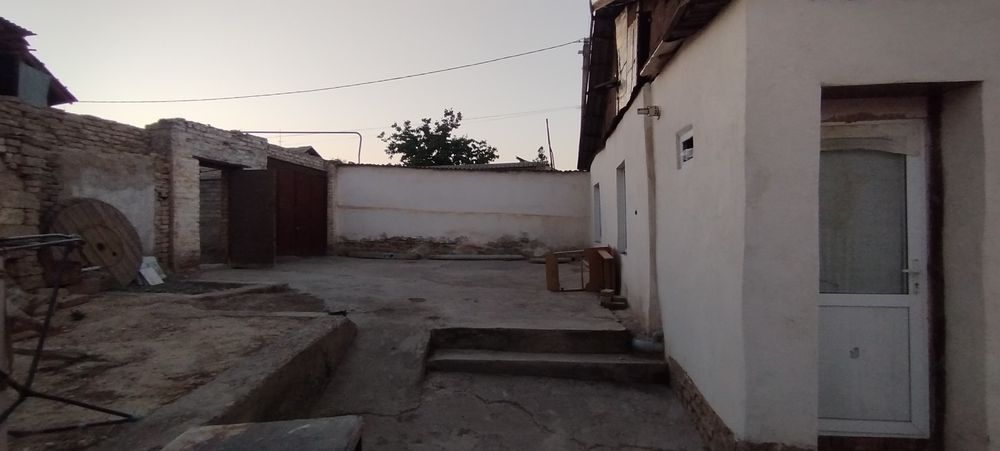 Yangiyol Shaxar markazida  6 sotx 8 xona uy sotiladi