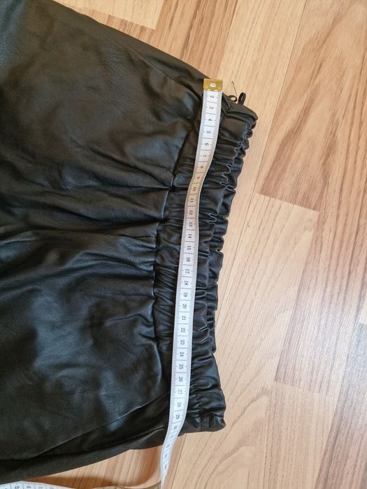 Pantaloni ce imita pielea negri