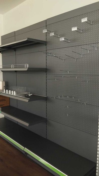 Rafturi metalice cu spatare perforate si agatatori