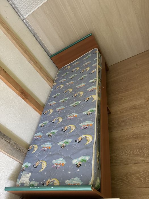 Продам кровать с матрасом