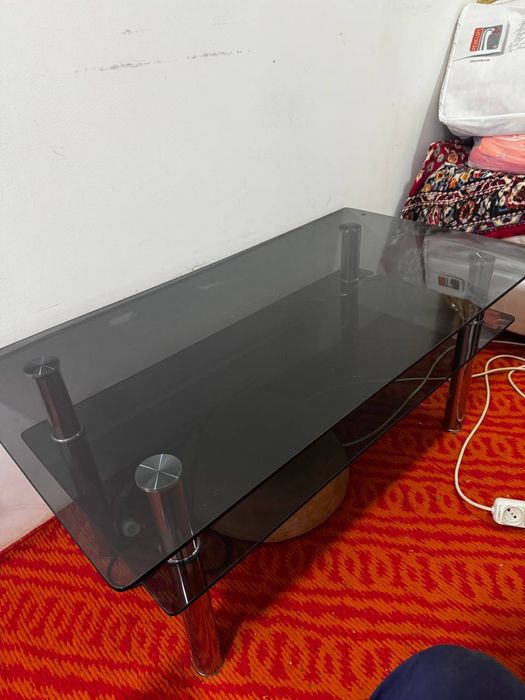 Стеклянный журнальный столик