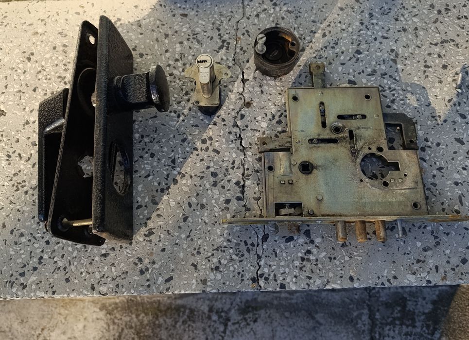 Брава за врата с патрон