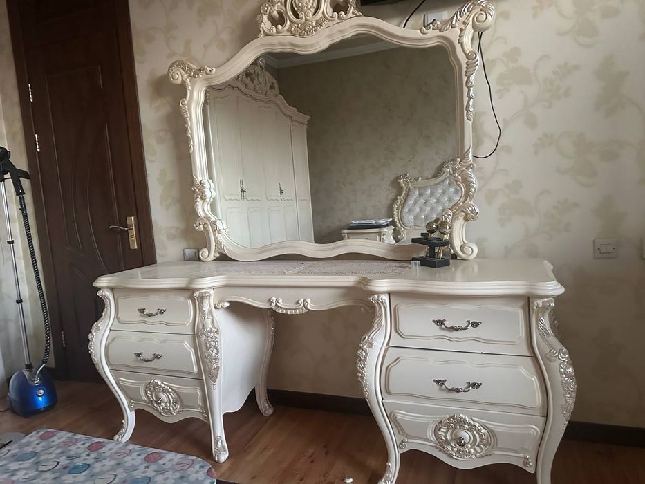 Продаётся китайский комплект спальный гарнитур гостиная стол стул всё