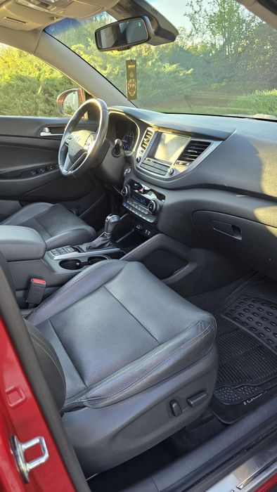 Vând Tucson cu carte service, full