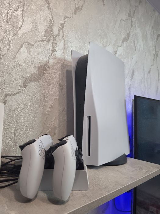 PlayStation 5 (PS5) + 2 геймпада + игры