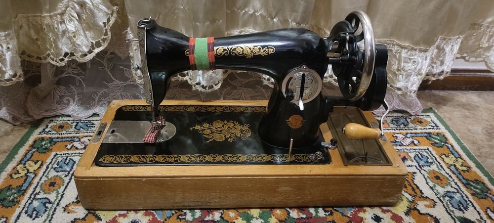 Машина швейная ручная