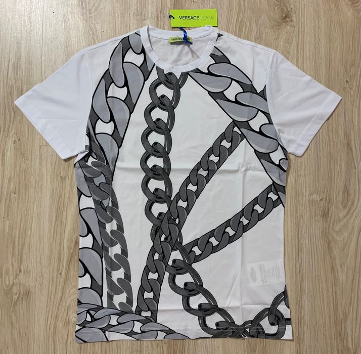 Мъжки тениски с етикети Versace Jeans в черен и в бял цвят.