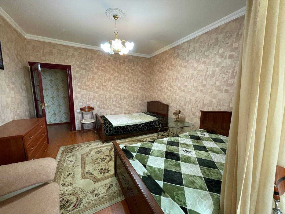 Банковский дом, ул Нукус, бывший магазин Гламур. (ЛИ)