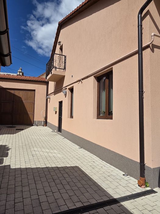 Zona istorica a Sibiului, vand imobil D+P+M, complet renov