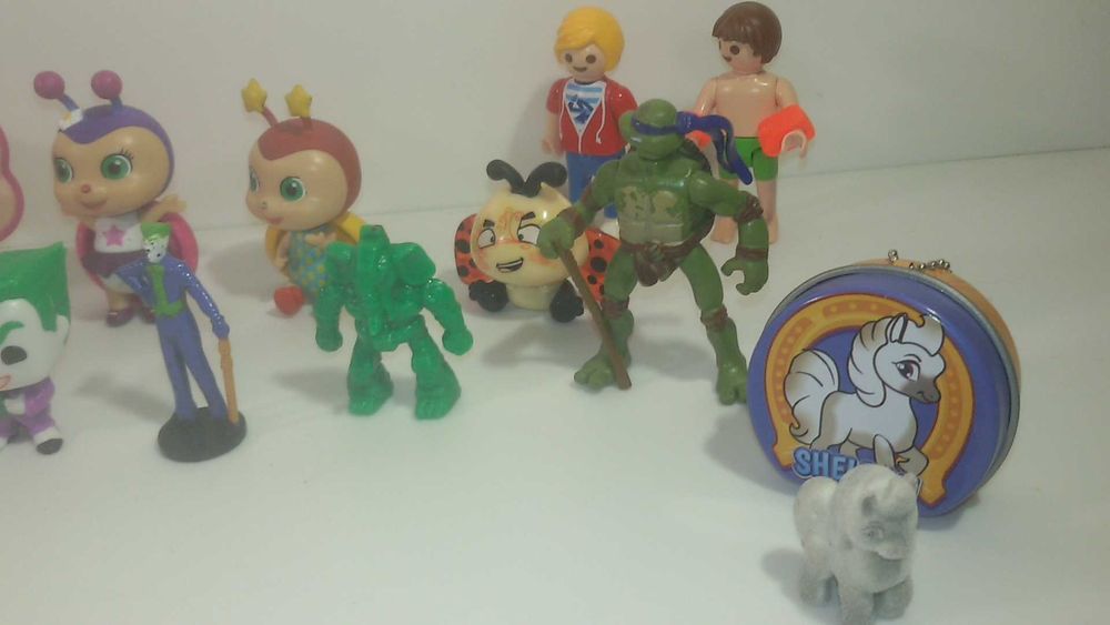 Лот малки пластмасови играчки