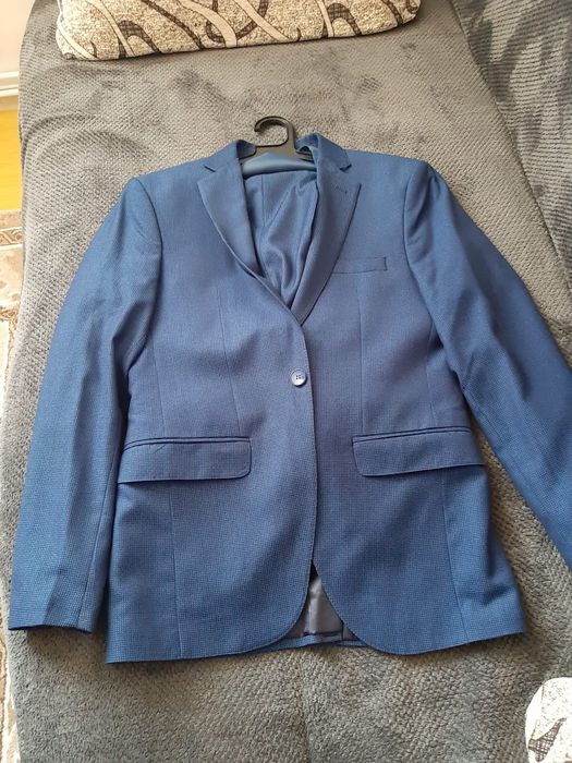 Vând costum bărbați