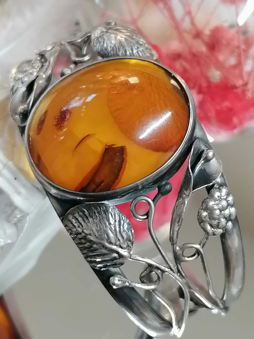 Масивна сребърна гривна с кехлибар