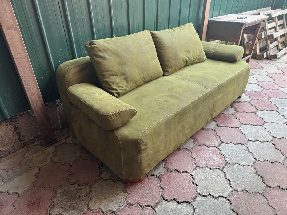 Продам диван раскладной с подушками