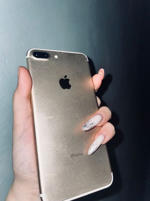 Продам Айфон 7 плюс