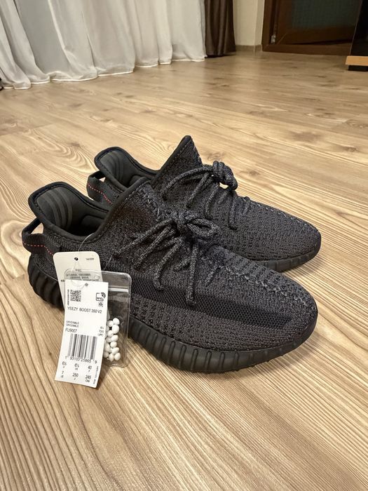 Yeezy 350 noi cu etichete