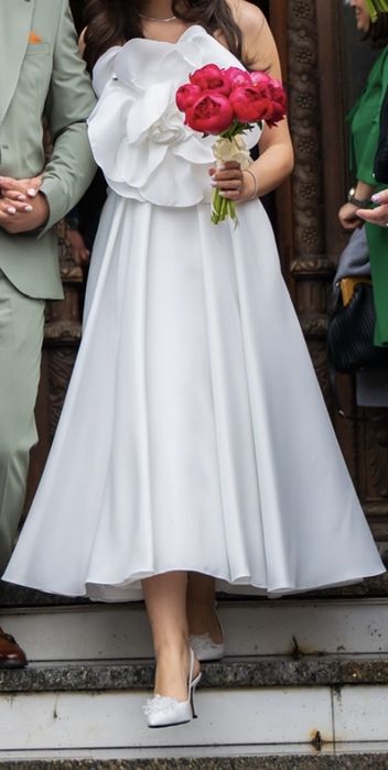 Rochie elegantă NISSA din tafta cu floare pe bust – mărimea 38