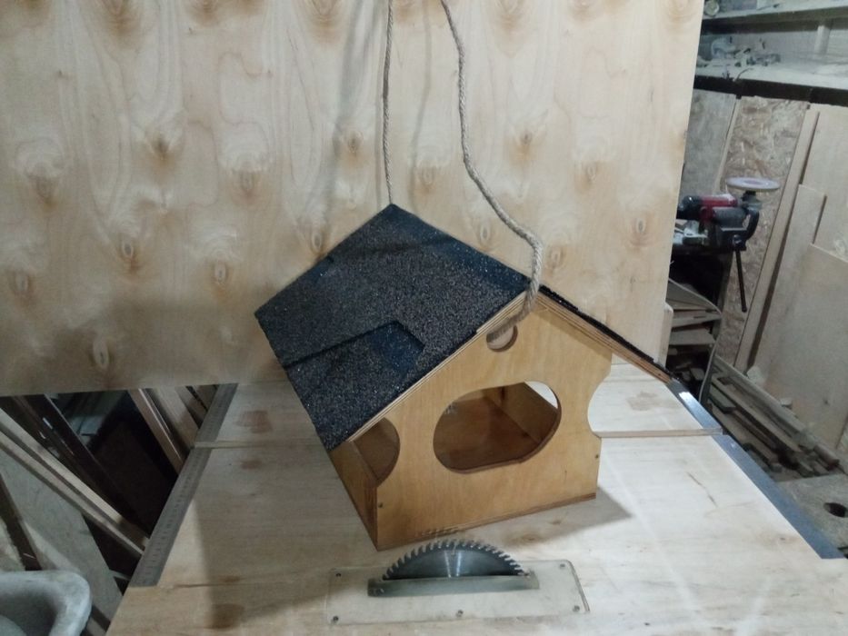 Кормушка для птиц, белок