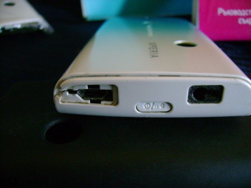 продавам телефон Sony Experia X8 mini