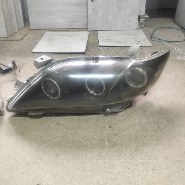 Тайота камри 40  фара