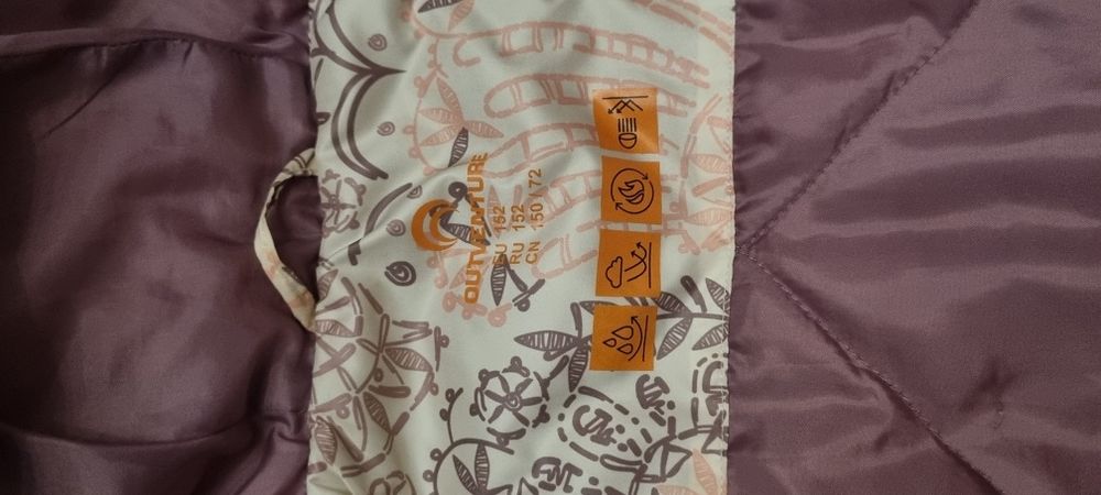 Продам демисезонную куртку на девочку