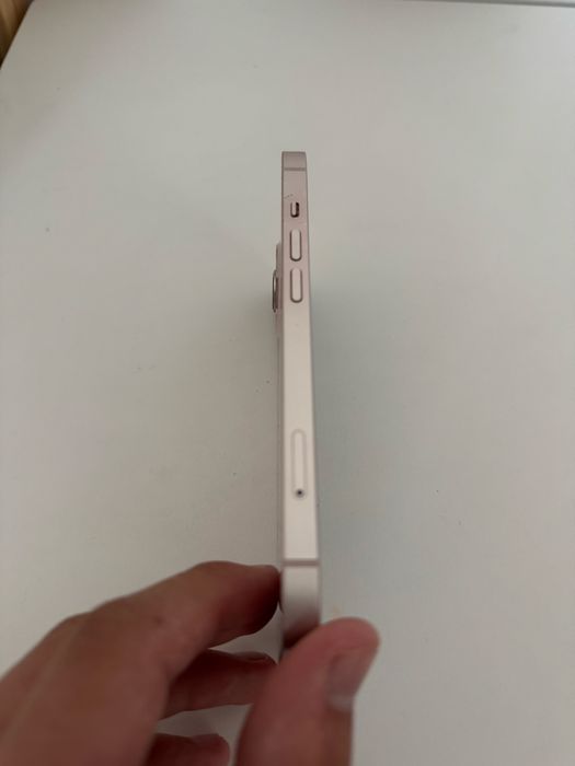 Vând iphone 13 simplu