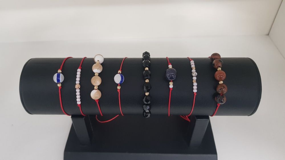 Златни гривни на червен  конец със златни топчета 14 карата