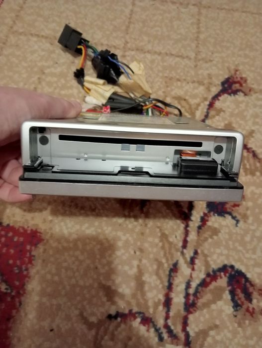 Продаётся   два  магниттфона,  автомобиль ных