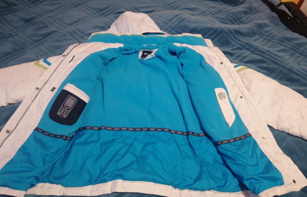 Продавам чисто ново дамско зимно яке