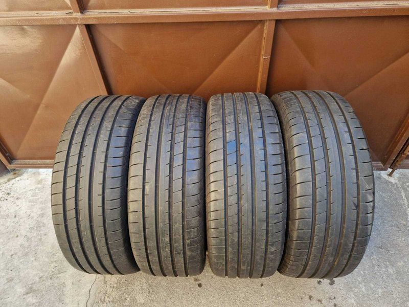 4 Goodyear R20 235/45
летни гуми SUV
DOT4823