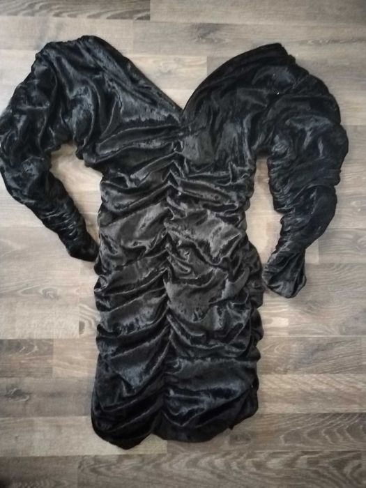 Кадифена еластична рокля с набори