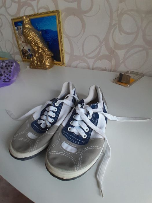 Продам сороконожки и кеды