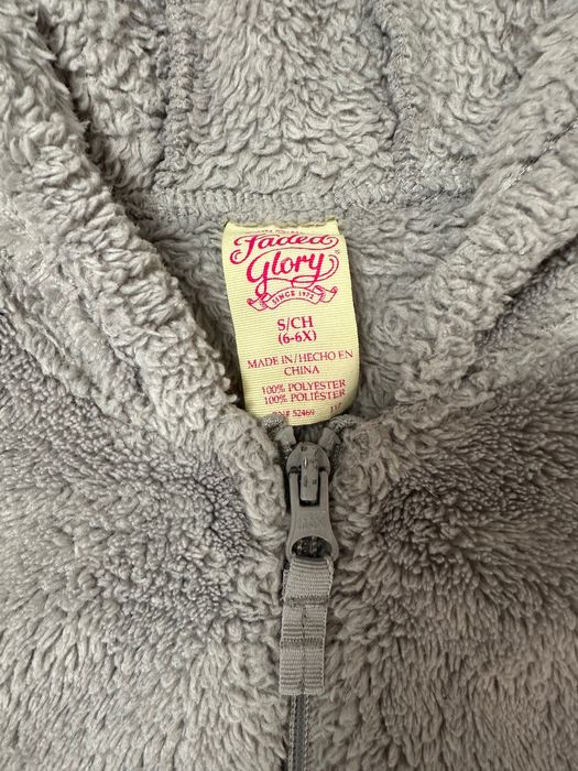 Hanorac călduros cu glugă. 
Pentru fetițe de 6 ani.