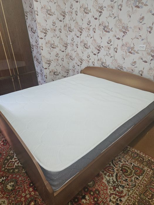 Кровать в спальнию