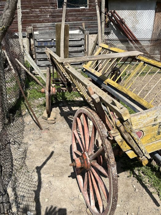 Каручка с дървени колела