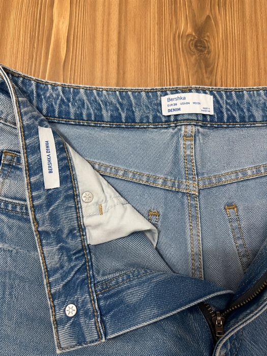 Blugi Bershka cu rupturi – Mărimea 36