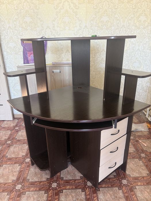 Продам стол компьютерный