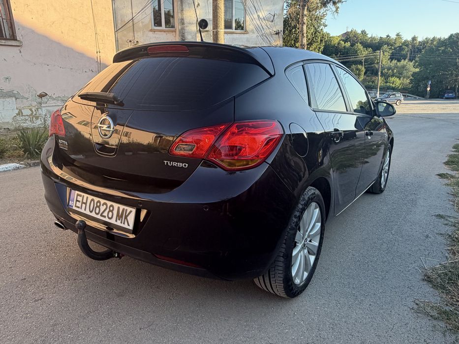 Opel Astra / Автоматик / Подгрев седалки и волан / Автопилот