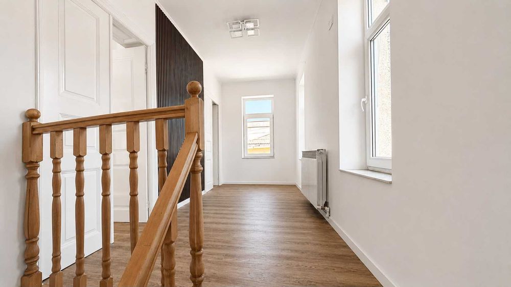 Casa la curte recent renovată și mobilată partial (bucătărie mobilată și utilată totul noua, baie complet amenajată totul modern și noua )