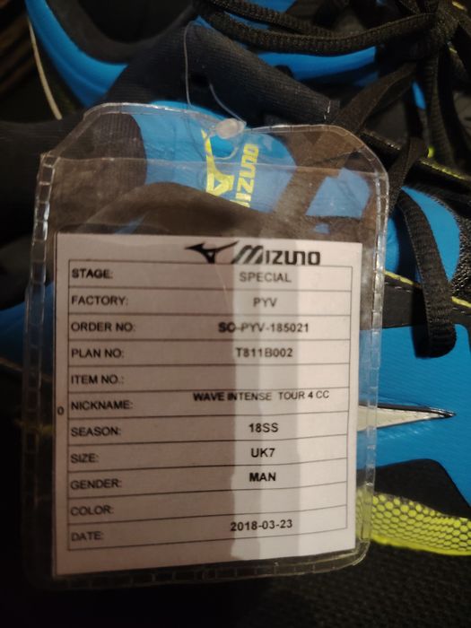 Pantofi tenis noiMizuno  mărime 40,5
