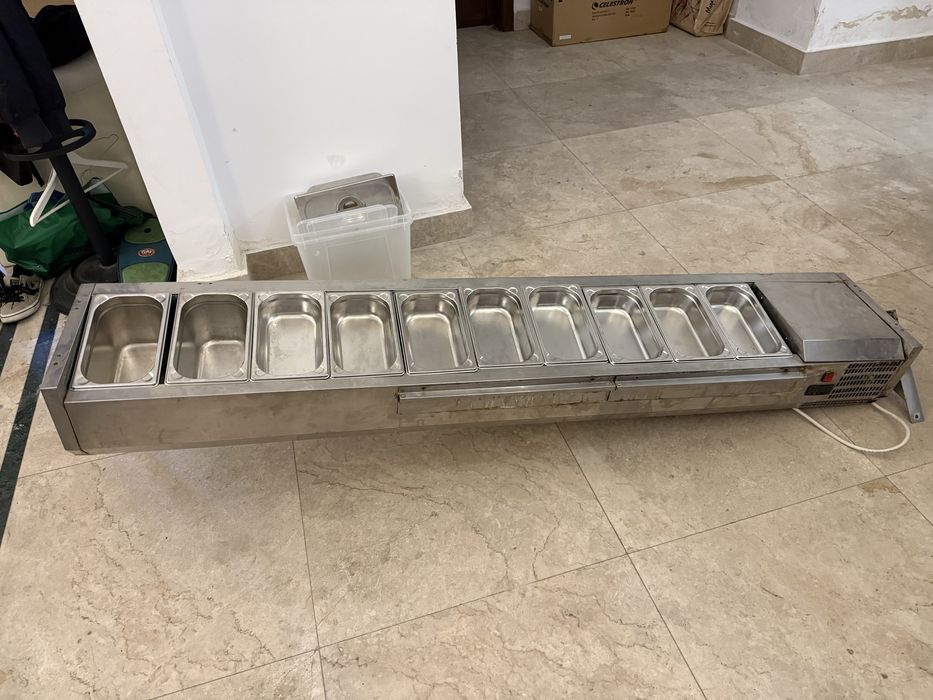 Vitrină rece orizontală pentru expunere sau depozitare ingrediente.