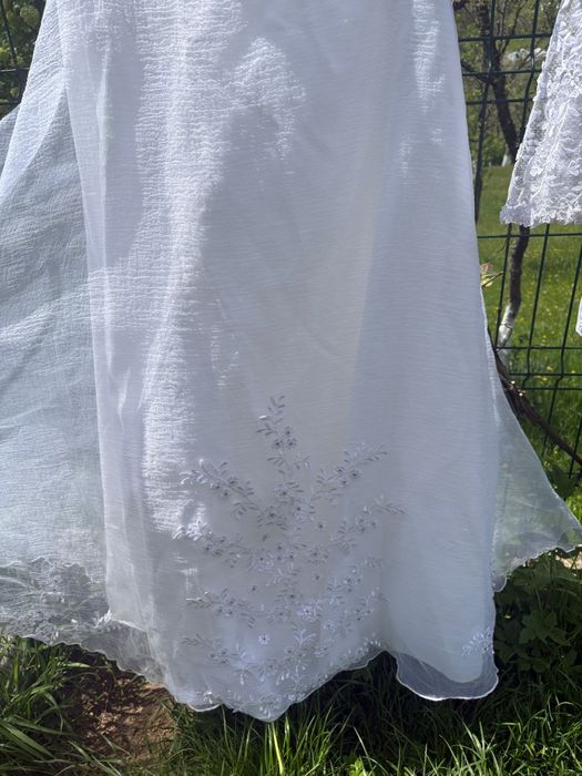 Rochie de mireasa doua piese, 1200 lei usor negociabil.