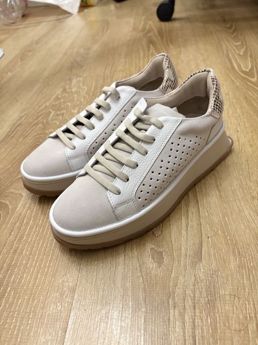 Кроссовки новые