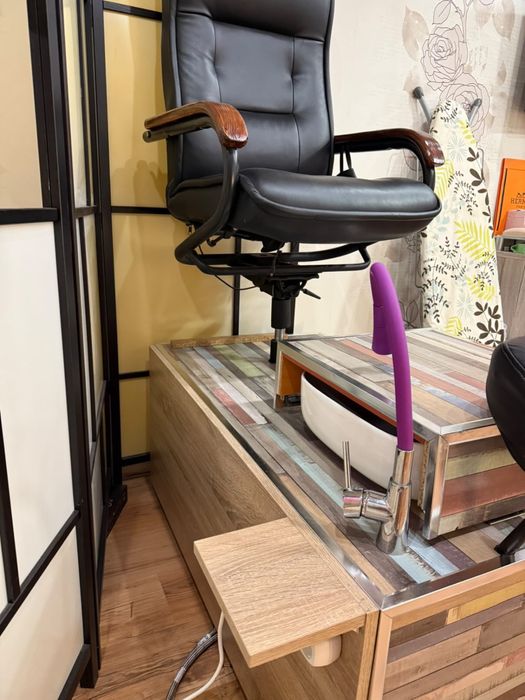 Продавам стол за педикюр с вградена мивка