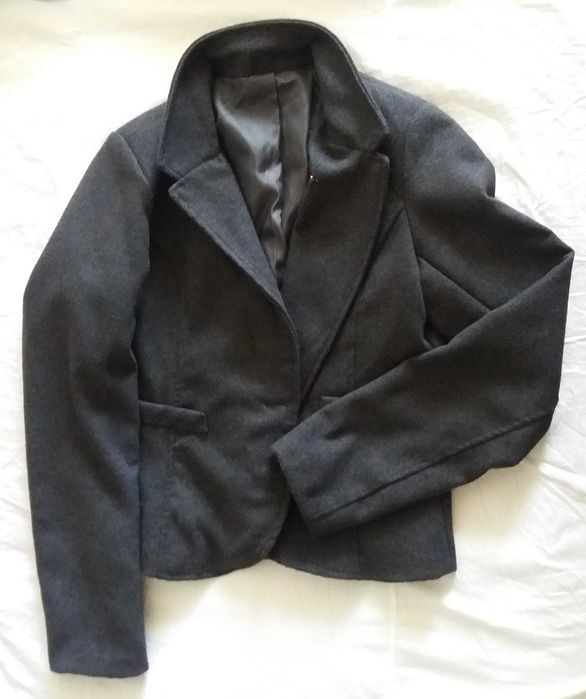 Сиво плътно есенно сако и бяло лятно - пролетно яке