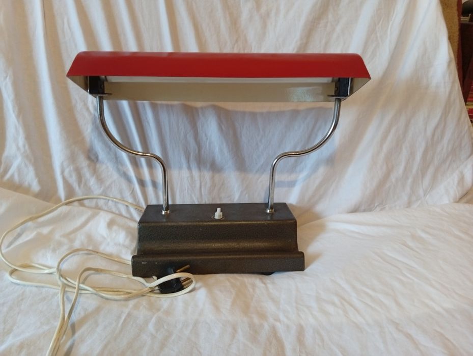 Veche lampă electrica de birou.