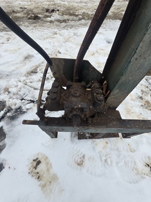 Spargator lemn in tiranti la tractor cu pompa proprie  14 tone