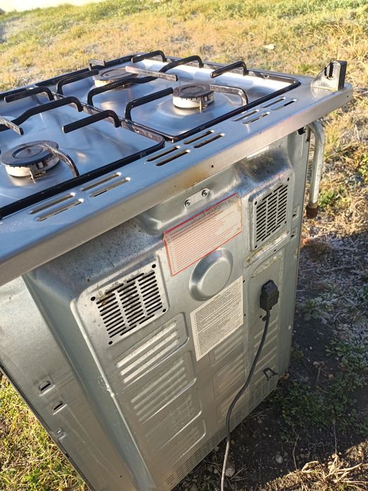 Vând aragaz cu aprindere electrica 60cm/60cm