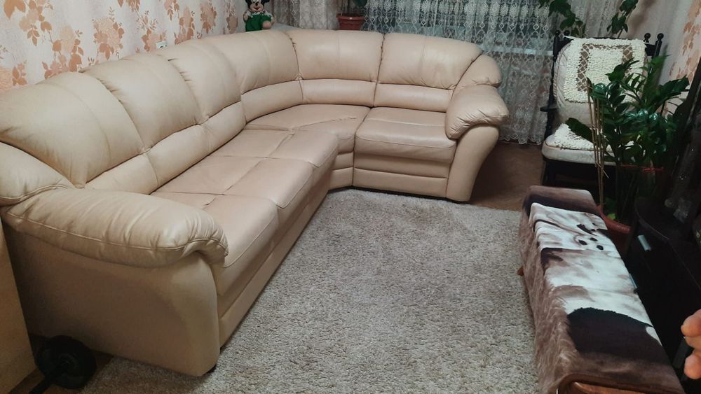 Кожаный диван...