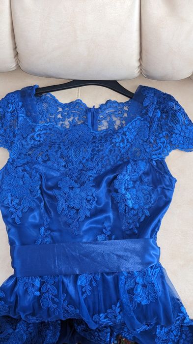 Rochie de ocazie nouă albastru royal asimetrică din dantelă