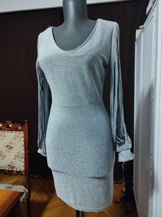 Rochie ocazie cu Sclipici și mâneci franjurate. Cool. Marimea S(36-38)